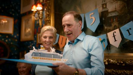 Alice und Peter werden auf eine Kreuzfahrt geschickt.