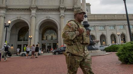 Ein bewaffnetes Mitglied der Nationalgarde von South Carolina geht über den Platz vor der Union Station.