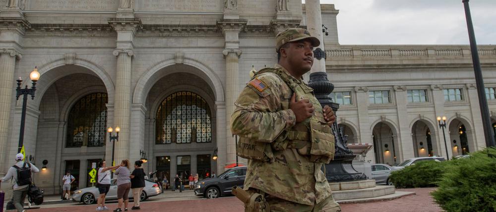 Ein bewaffnetes Mitglied der Nationalgarde von South Carolina geht über den Platz vor der Union Station.