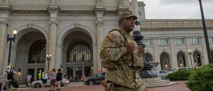 Ein bewaffnetes Mitglied der Nationalgarde von South Carolina geht über den Platz vor der Union Station.