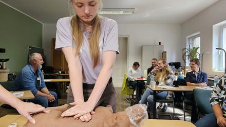 Die Herz-Druck-Massage kann im Erste-Hilfe-Kurs an einem Dummyhund geübt werden. 