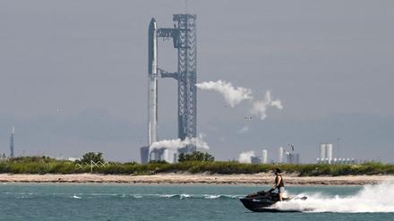 Blick auf die SpaceX Riesen-Rakete Starship auf der Starbase im US-Bundesstaat Texas.
