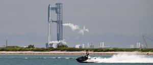 Blick auf die SpaceX Riesen-Rakete Starship auf der Starbase im US-Bundesstaat Texas.