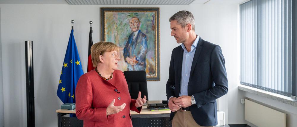 Zehn Jahre nach ihrem legendären Satz zieht Merkel Bilanz.