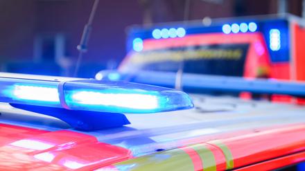Blaulichter leuchten an einer Einsatzstelle auf einem Notarztfahrzeug und einem Rettungswagen. (Symbolbild)