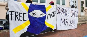 25.08.2025, Rendsburg: Aktivisten stehen vor dem Büro von Bundesaußenminister adephul (CDU) am Paradeplatz und demonstrieren für die Rückkehr von Maja T. aus Ungarn. Seit rund einem Jahr ist Maja T. dort wegen mutmaßlicher Körperverletzungen inhaftiert. Foto: Frank Molter/dpa +++ dpa-Bildfunk +++