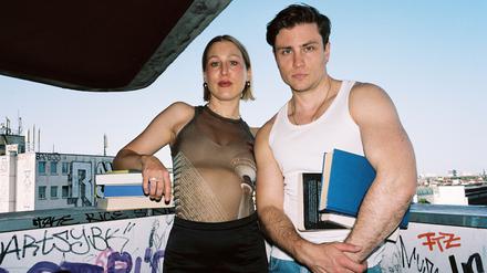 Jannik Schümann und Kara Wolf präsentieren ihren Buchclub „Zwischen Kotti und Kapiteln“ als Podcast.