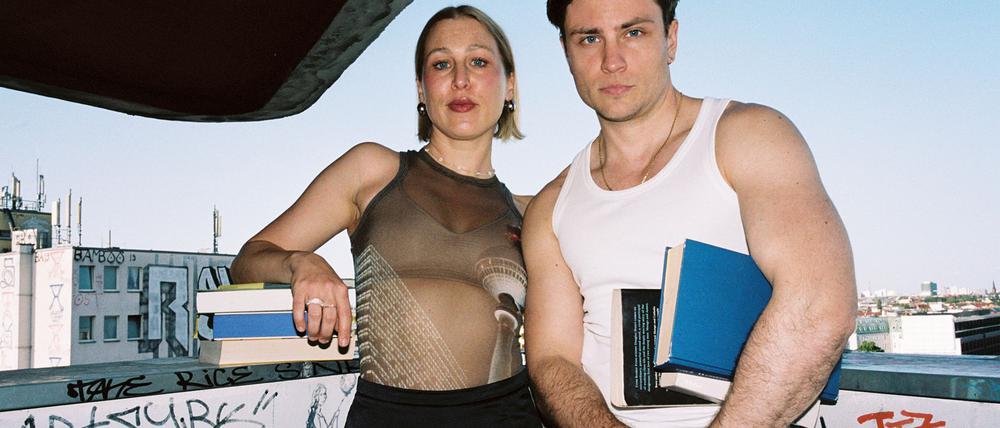 Jannik Schümann und Kara Wolf präsentieren ihren Buchclub „Zwischen Kotti und Kapiteln“ als Podcast.