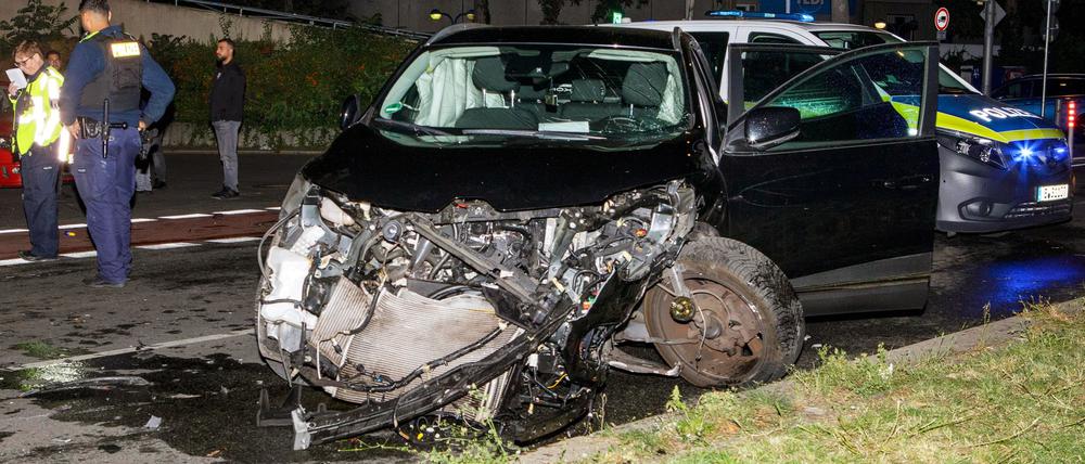 Ein beschädigtes Fahrzeug steht in Berlin-Neukölln auf der Sonnenallee an der Unfallstelle.