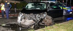 Ein beschädigtes Fahrzeug steht in Berlin-Neukölln auf der Sonnenallee an der Unfallstelle.