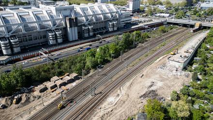 Bauarbeiter arbeiten am Bahnstromnetz an der Baustelle der Ringbahnbrücke.  (Symbolbild)