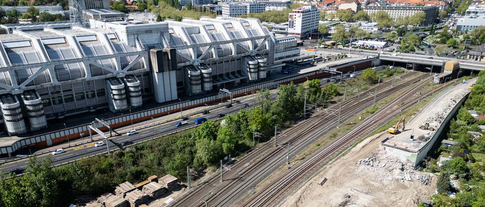Bauarbeiter arbeiten am Bahnstromnetz an der Baustelle der Ringbahnbrücke.  (Symbolbild)