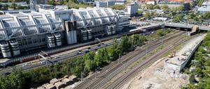 Bauarbeiter arbeiten am Bahnstromnetz an der Baustelle der Ringbahnbrücke.  (Symbolbild)