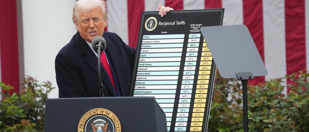 US-Präsident Donald Trump kündigt am 2. April im Rosengarten des Weißen Hauses hohe einseitige Zölle gegen viele Staaten an.