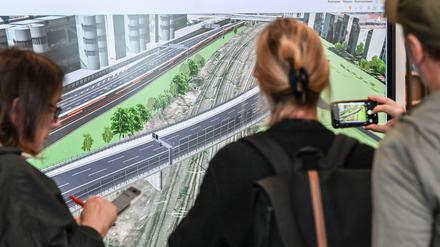 Die Bauarbeiten für die neue Ringbahnbrücke auf der A100 im Berliner Westen sollen in der zweiten Oktoberhälfte beginnen.
