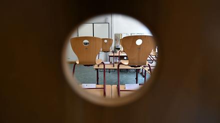 Blick in ein Schulzimmer mit hochgestellten Stühlen. Das Land Brandenburg stellt 120 Millionen Euro für Grund- und Oberschulen im Startchancen-Programm bereit.