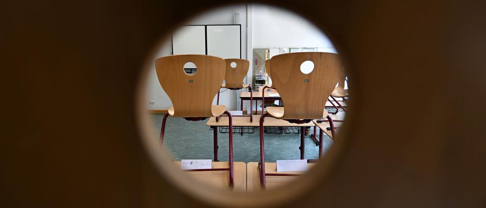 Blick in ein Schulzimmer mit hochgestellten Stühlen. Das Land Brandenburg stellt 120 Millionen Euro für Grund- und Oberschulen im Startchancen-Programm bereit.