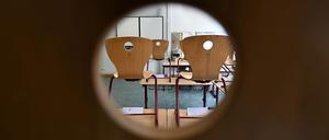 Blick in ein Schulzimmer mit hochgestellten Stühlen. Das Land Brandenburg stellt 120 Millionen Euro für Grund- und Oberschulen im Startchancen-Programm bereit.