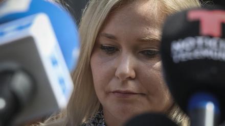 Virginia Roberts Giuffre spricht im Fall Epstein mit Journalisten vor einem Gericht in Manhattan. Mittlerweile hat sie sich das Leben genommen.