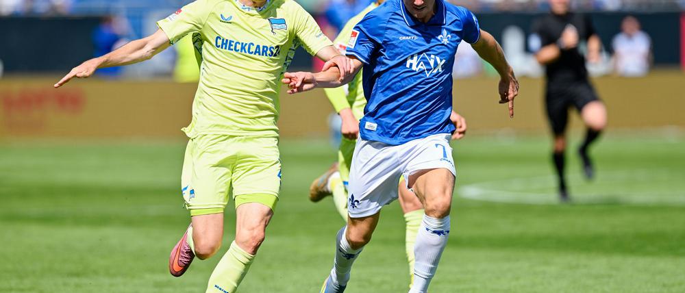 Niklas Kolbe (l.) hat sich im Auswärtsspiel in Darmstadt verletzt.