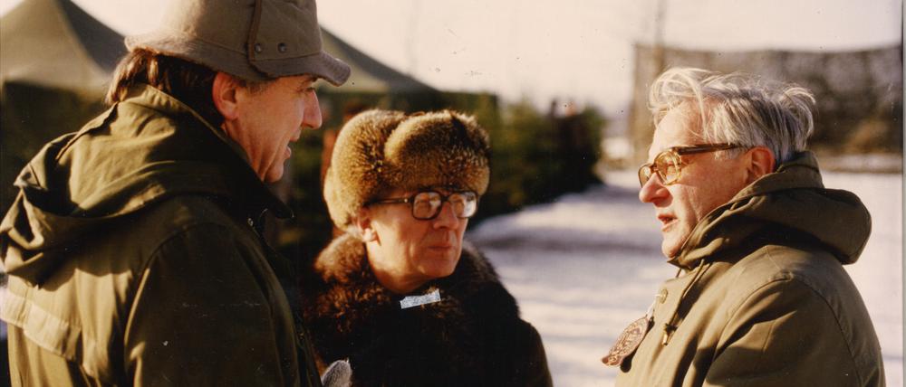 Mut zum Hut. Fritz Pleitgen, Erich Honecker, Günter Gaus (von links nach rechts).