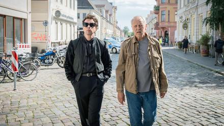 Die Kommissare Vincent Ross (André Kaczmarczyk) und Karl Rogov (Frank Leo Schröder) in der Gutenbergstraße.