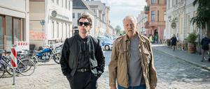 Die Kommissare Vincent Ross (André Kaczmarczyk) und Karl Rogov (Frank Leo Schröder) in der Gutenbergstraße.
