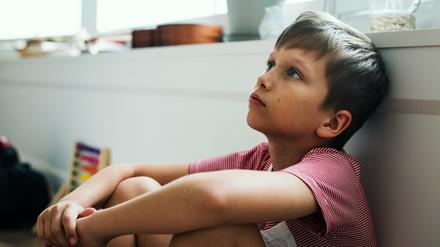 Ein trauriger Junge schaut abwesend an die Decke. In der psychiatrischen Versorgung von Kindern und Jugendlichen arbeiten Berlins Krankenhäuser am Limit.