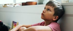 Ein trauriger Junge schaut abwesend an die Decke. In der psychiatrischen Versorgung von Kindern und Jugendlichen arbeiten Berlins Krankenhäuser am Limit.
