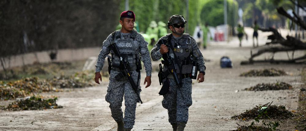 Nach der Explosion einer Autobombe patrouillieren in Cali Soldaten.