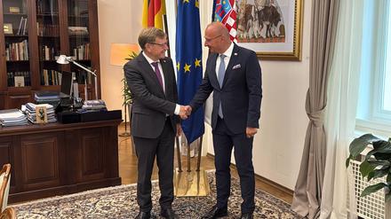 Außenminister Johann Wadephul (CDU) wird von seinem kroatischen Kollegen Gordan Grlic Radman in der Hauptstadt Zagreb zum Antrittsbesuch empfangen.