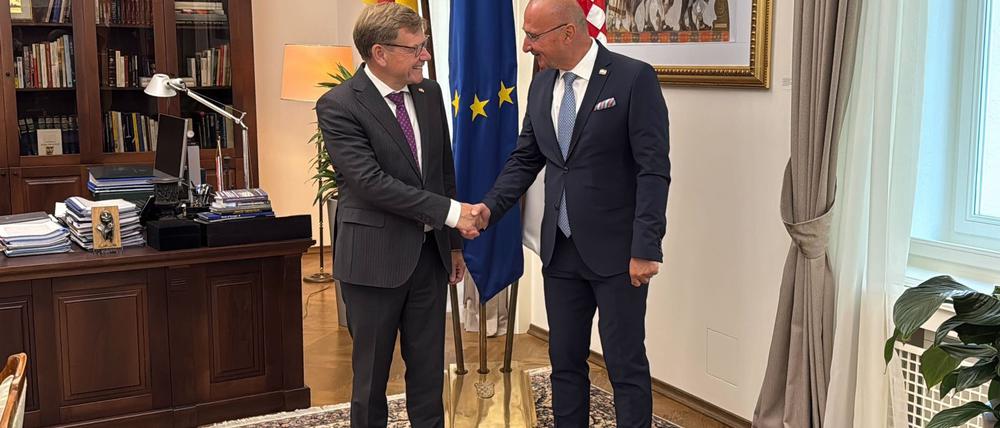 Außenminister Johann Wadephul (CDU) wird von seinem kroatischen Kollegen Gordan Grlic Radman in der Hauptstadt Zagreb zum Antrittsbesuch empfangen.