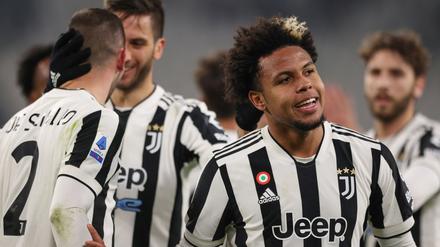 Weston McKennie (r) von Juventus Turin soll am Rande eines Serie-A-Spiels rassistisch beleidigt worden sein.