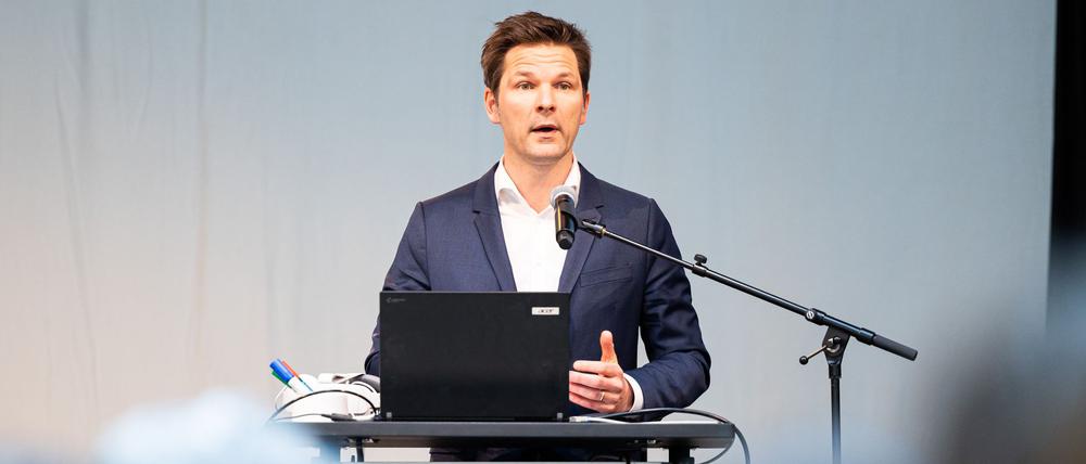Steffen Krach (SPD), Präsident der Region Hannover, spricht im März 2023 zur Eröffnung vom Virtual Reality Zentrum «VRECH» in Hannover. (Archivbild)