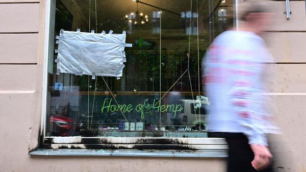 Brandspuren sind nach dem mutmaßlichen Brandanschlag auf den Berliner Cannabis-Shop am 25.08.2025 zu sehen. 