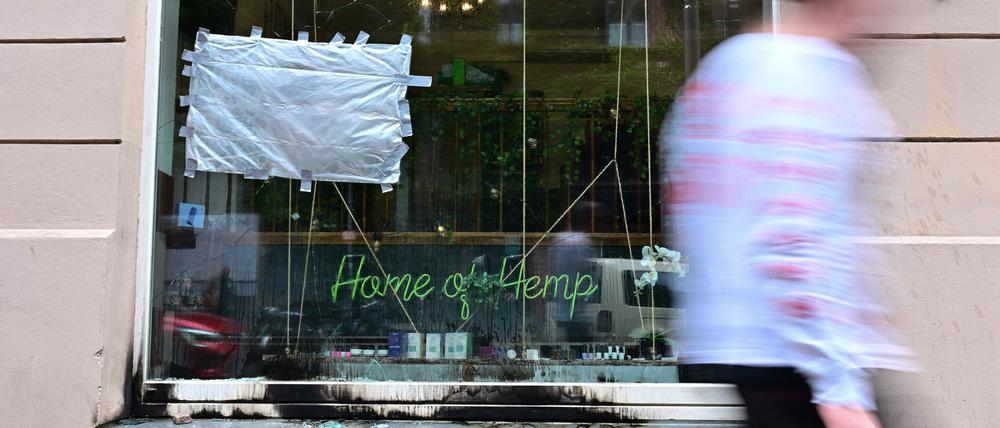 Brandspuren sind nach dem mutmaßlichen Brandanschlag auf den Berliner Cannabis-Shop am 25.08.2025 zu sehen.