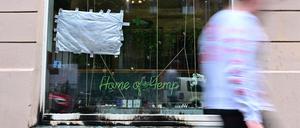 Brandspuren sind nach einem mutmaßlichen Brandanschlag auf den Berliner Cannabis-Shop zu sehen. 