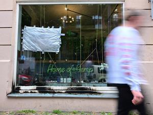 Brandspuren sind nach dem mutmaßlichen Brandanschlag auf den Berliner Cannabis-Shop am 25.08.2025 zu sehen. 