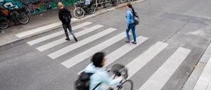 Ein Zebrastreifen soll das Überqueren einer Straße für Fußgänger sicherer machen.
