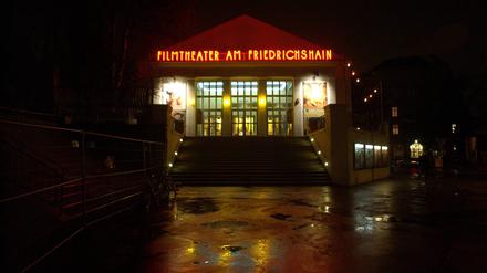 Filmtheater Am Friedrichshain in Berlin am Abend.