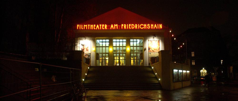 Filmtheater Am Friedrichshain in Berlin am Abend.