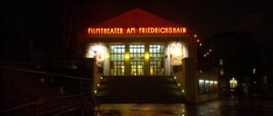 Filmtheater Am Friedrichshain in Berlin am Abend.