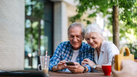 Spät, aber gründlich. In Gesellschaft sollte der Gebrauch des Smartphones auf das unbedingt Nötige reduziert werden.