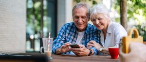 Spät, aber gründlich. In Gesellschaft sollte der Gebrauch des Smartphones auf das unbedingt Nötige reduziert werden.