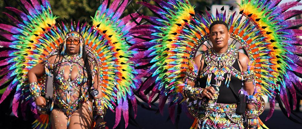 Beim Notting Hill Carnival gibt es bunte Kostüme, viel nackte Haut und karibische Rhythmen.