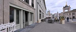 Die noch nicht geöffnete Filiale der Bäckerei Fahland in der Potsdamer Mitte.