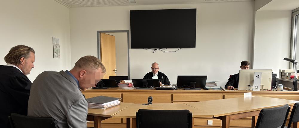 Der Vorsitzende Richter Arne Boyer (Mitte) bittet um Nachsicht: In den Unterlagen des Arbeitsgerichts ist etwas durcheinandergeraten.