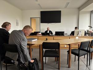 Der Vorsitzende Richter Arne Boyer (Mitte) bittet um Nachsicht: In den Unterlagen des Arbeitsgerichts ist etwas durcheinandergeraten.