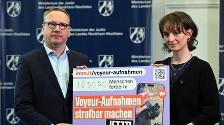 NRW-Justizminister Benjamin Limbach (Grüne, l.) nimmt von Yanni Gentsch (r.) eine Petition entgegen