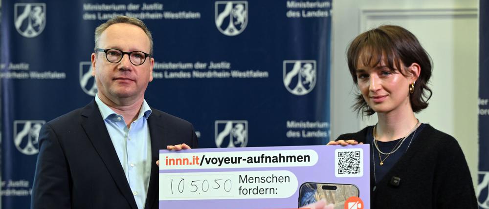 NRW-Justizminister Benjamin Limbach (Grüne, l.) nimmt von Yanni Gentsch (r.) eine Petition entgegen